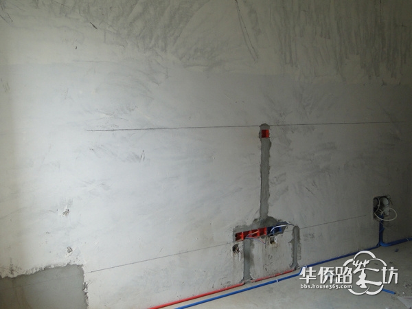 水电定位,开始施工啦。中央空调外机和室内主机已经安装完毕。来观摩下施工进度。。。 客厅中央空调主机位置已经安装完毕 餐厅主机位置 父母房空调管路的走向 从过道看两台内机安装位置 父母房强电路墙体已经开槽完毕,电视背景待预埋50套管。