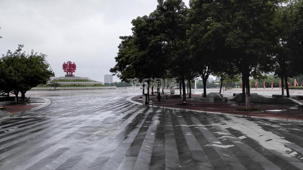 水晶蓝湾旁百家湖凤凰广场实景图（8.20）