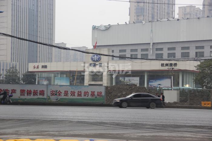 迪凯运河印象西侧的中国一汽4S店 2015年11月摄 